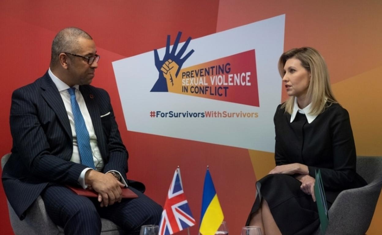 El Secretario de Relaciones Exteriores James Cleverly habla con Olena Zelenska, Primera Dama de Ucrania, en la cumbre de la PSVI. 