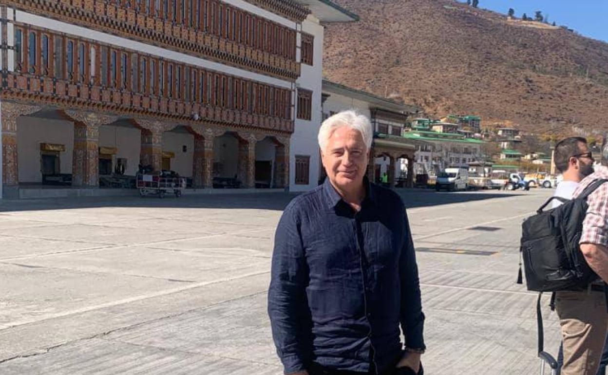 José Manuel Vilanova, de la Fundación Lumbini, este lunes en Bután con Salaya a su izquierda. 