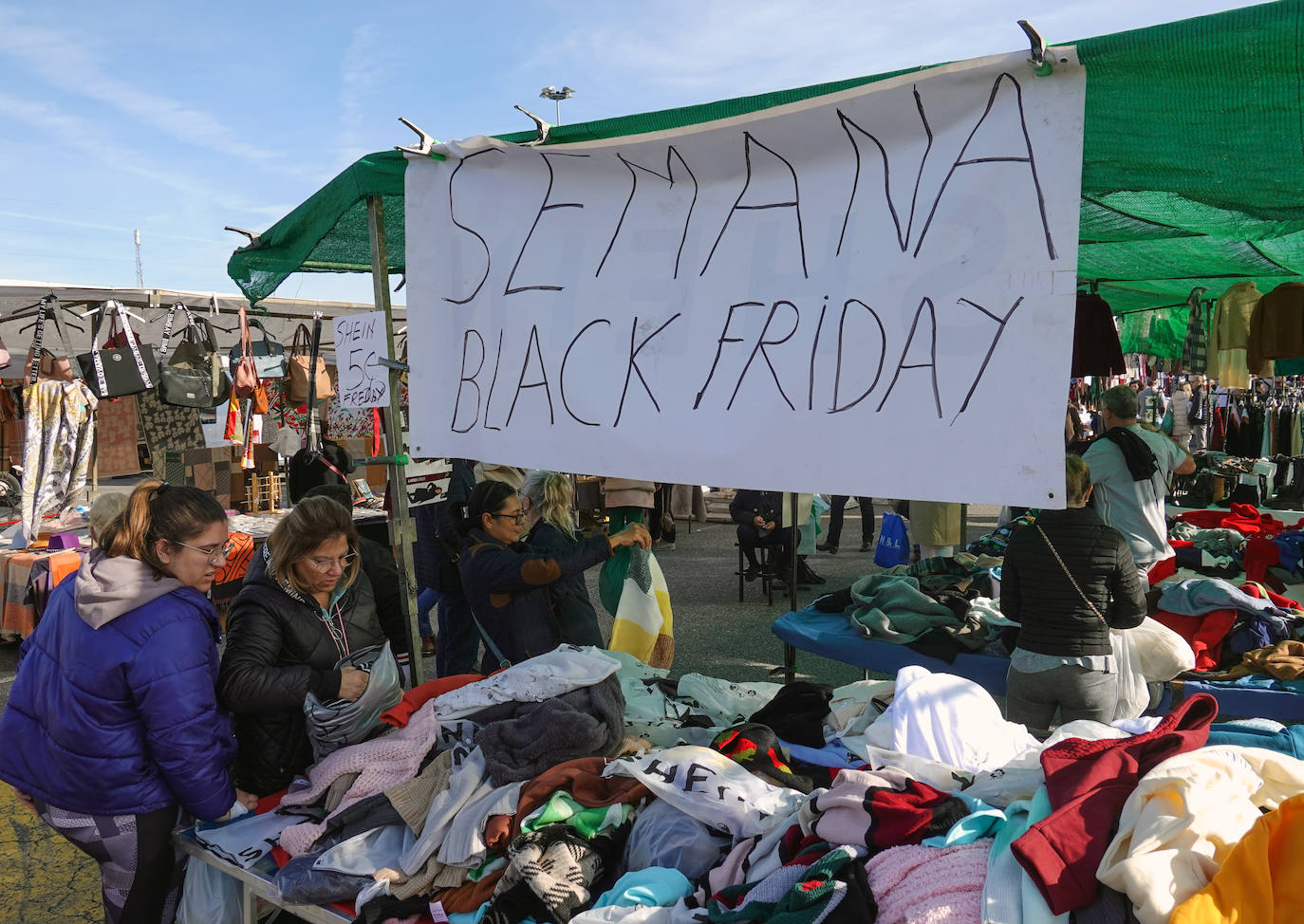 Fotos: Mercadillo de doce horas en Badajoz por el Black Friday
