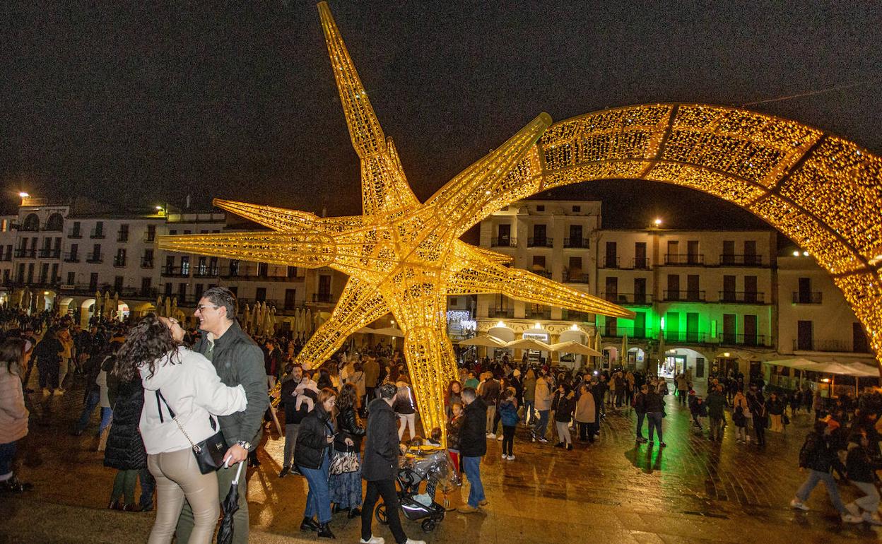Estrella de Navidad en la Plaza Mayor de Cáceres. 