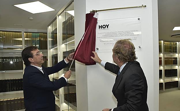 El presidente de la Junta y el de Vocento descubriendo la placa.