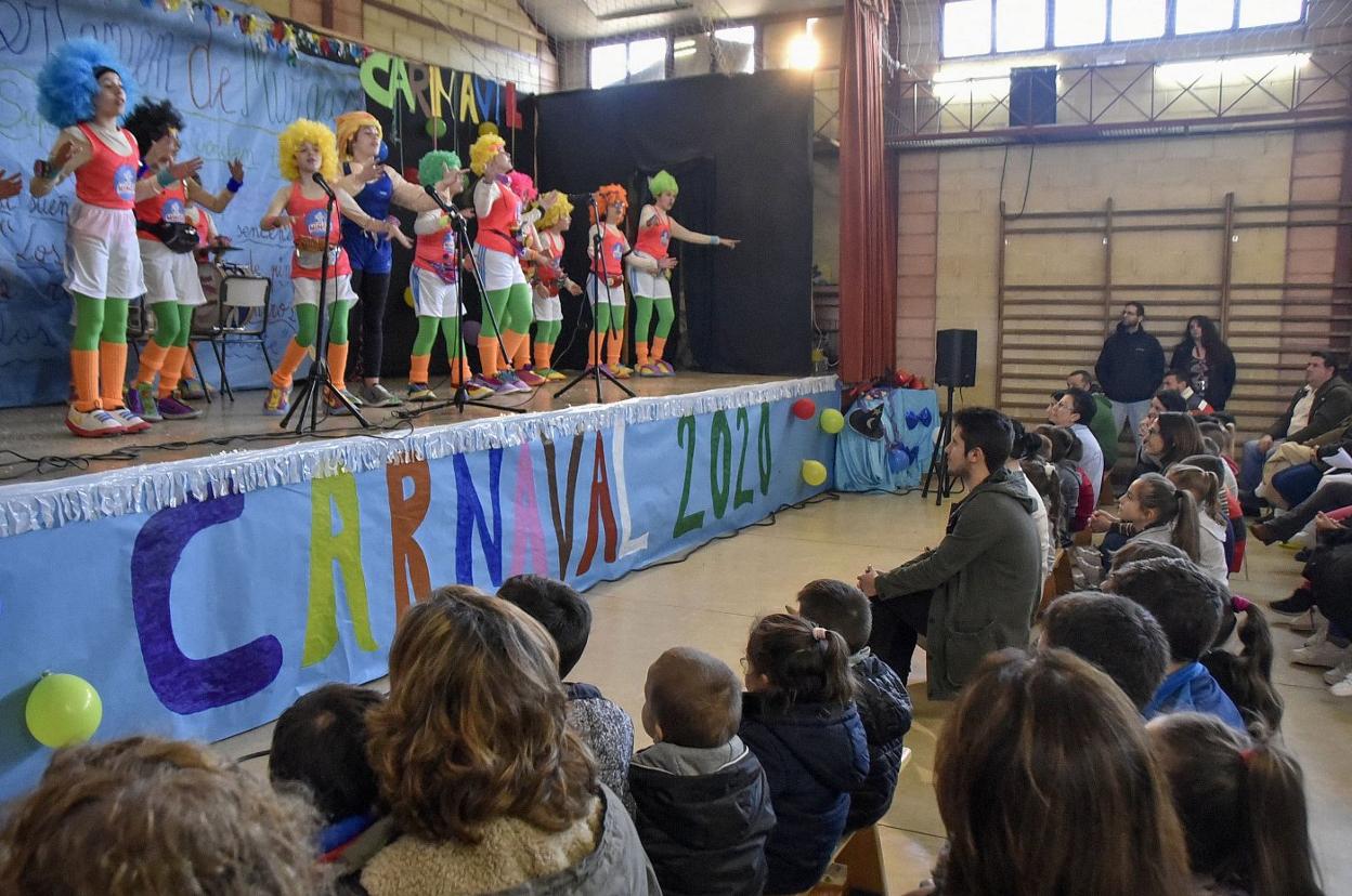 Actuación de una murga infantil en el colegio Cerro de Reyes. 