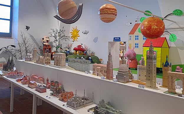 Piezas expuestas en el Museo Papercraft de Olivenza. 