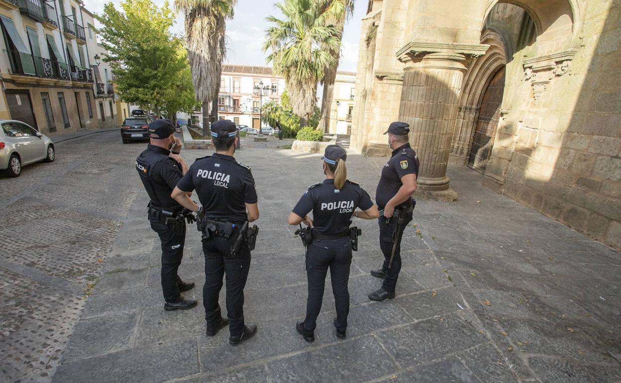 Agentes de servicio de la Policía Local en la Plaza de Santiago.