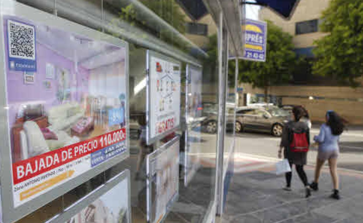 Foto de archivo de anuncios de venta de pisos 