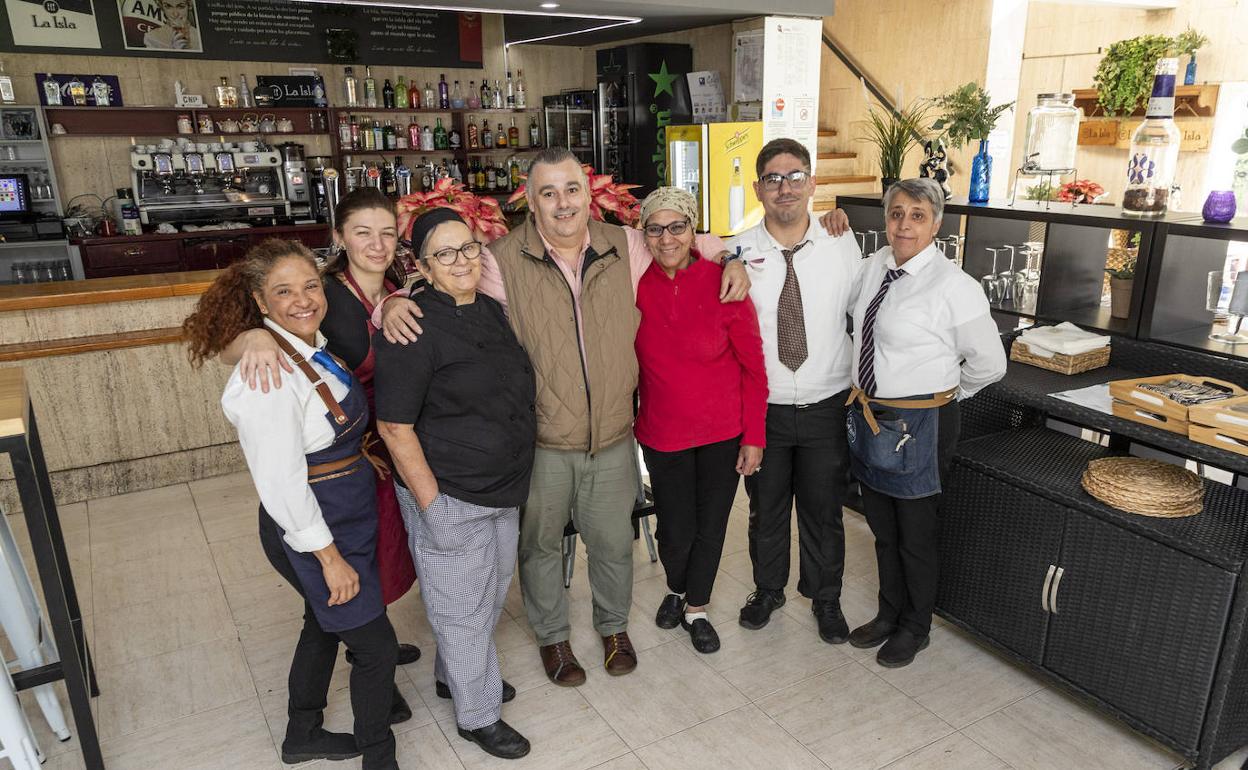 José Luis Vidal, en el centro, con parte del equipo del restaurante La Isla. 