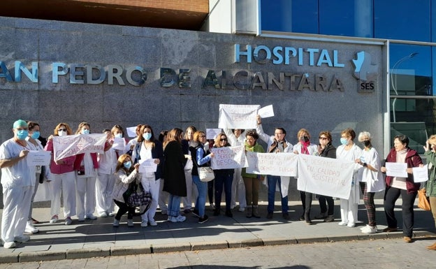 Sanitarios concentrándose en las puertas del Hospital San Pedro de Alcántara de Cáceres.