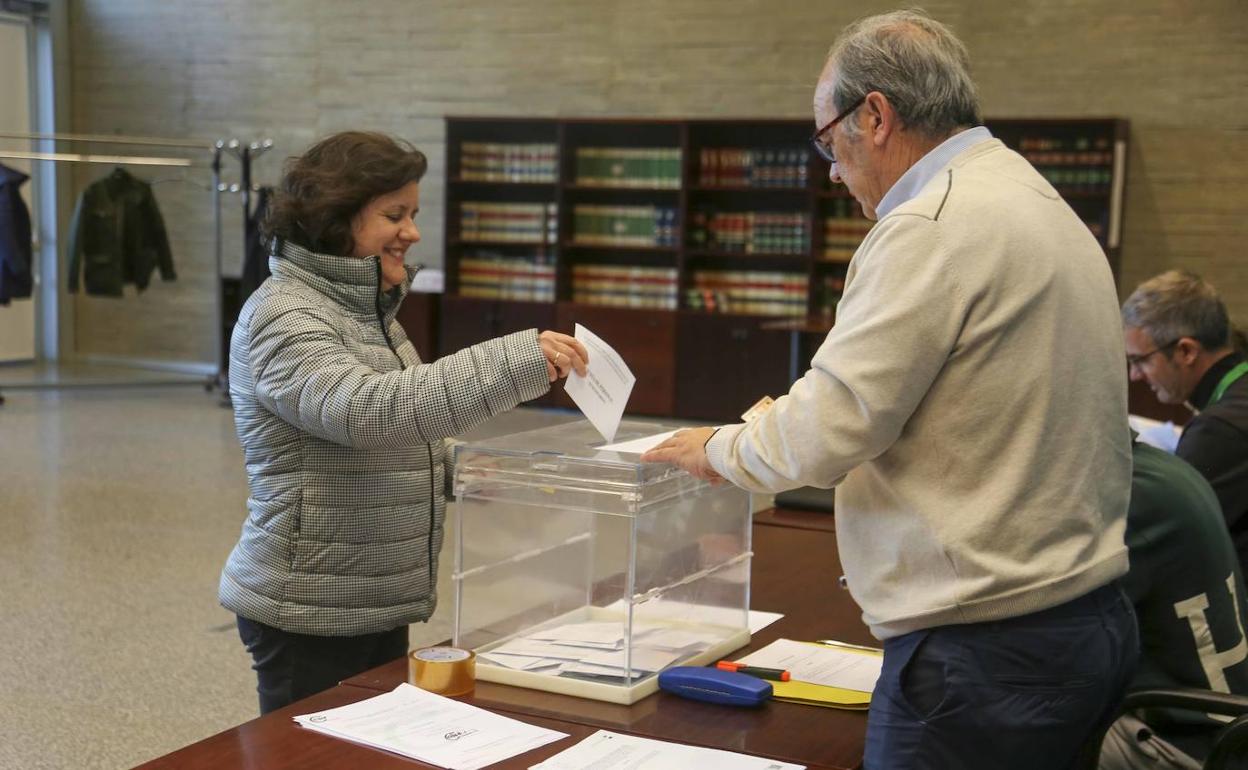 Una empleada de Administración general de la Junta vota esta mañana en el complejo administrativo del III Milenio en Mérida. 