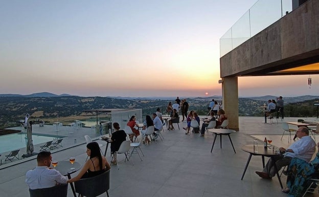 Terraza y piscina del hotel Desconecta2, en Monesterio, de cinco estrellas.