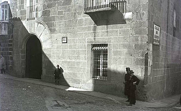 Esquina de la Plaza del Duque, junto a la Plaza Mayor. 