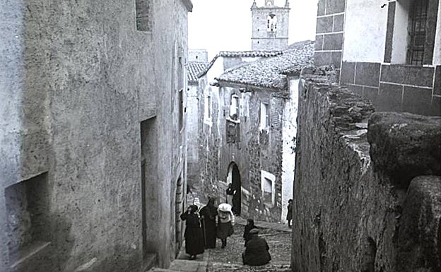 La cuesta en la que se encuentra la Casa del Mono, al fondo la torre de la Concatedral. 