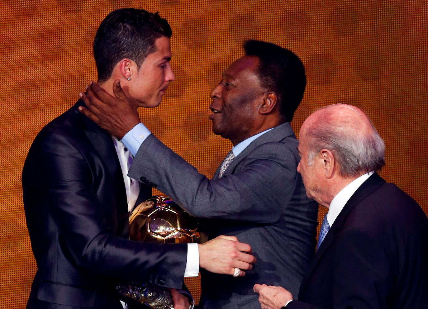 Pelé entrega un balón de oro a Cristiano Ronaldo.