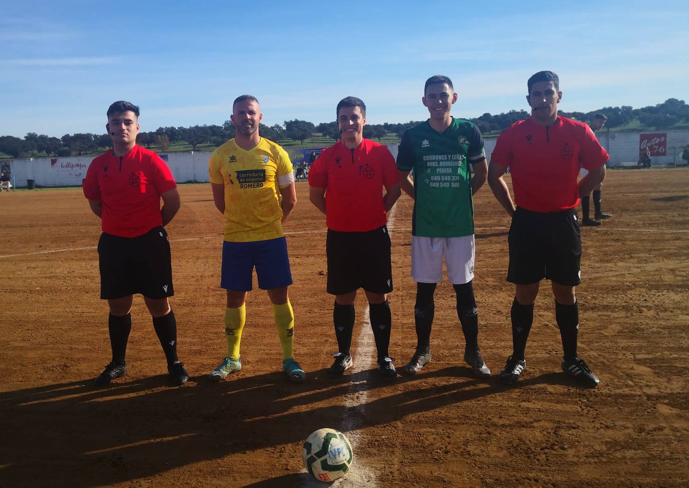 Los capitanes del Valdebótoa y del Alconchel junto al equipo arbitral, al comienzo del encuentro. 
