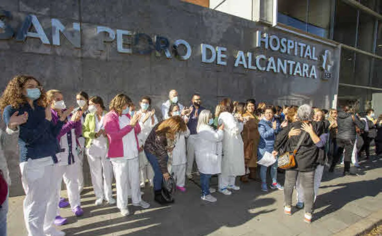 Concentración de personal sanitario del San Pedro de Alcántara esta pasada semana.