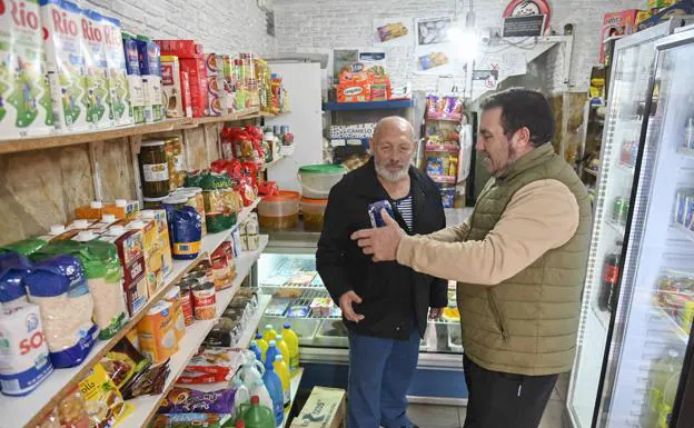 Manuel Cortés atiende a un cliente en su establecimiento de la calle Soto Mancera de Badajoz. 