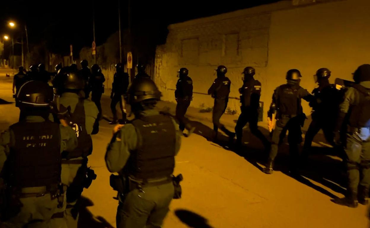 Agentes de la Guardia Civil durante el desarrollo de la operación.