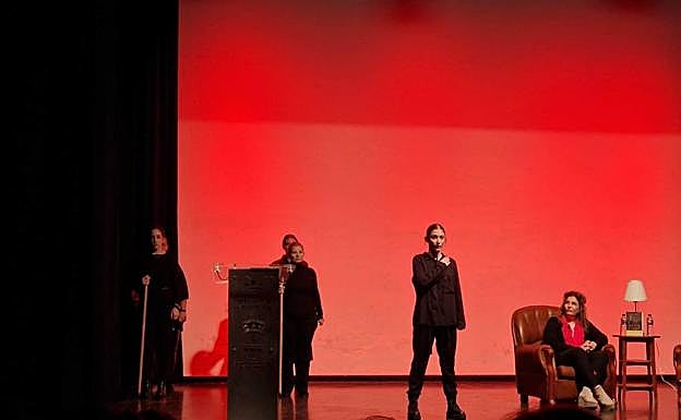 Imagen principal - Arriba, teatralización de algunas de las escenas del libro. Debajo, Final del acto. 