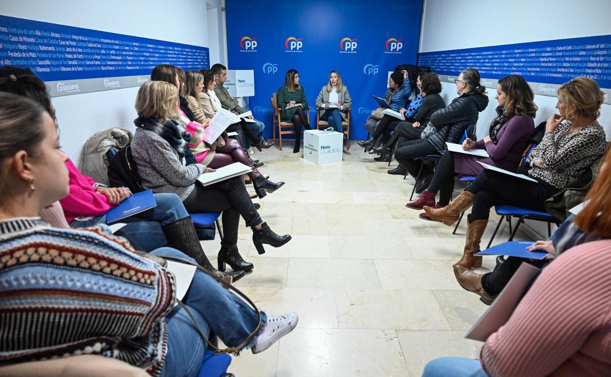 La presidenta del PP, María Guardiola, se reunió este lunes con personal de enfermería. 