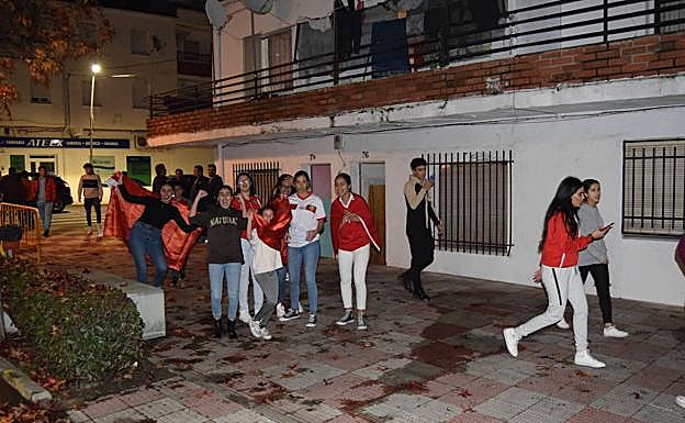 La comunidad marroquí en Talayuela celebrando en la localidad el triunfo de su equipo.