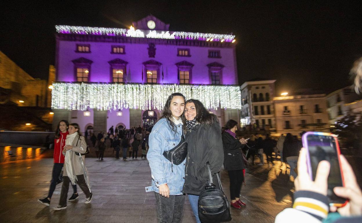 Fachada del Ayuntamiento cacereño iluminada. 