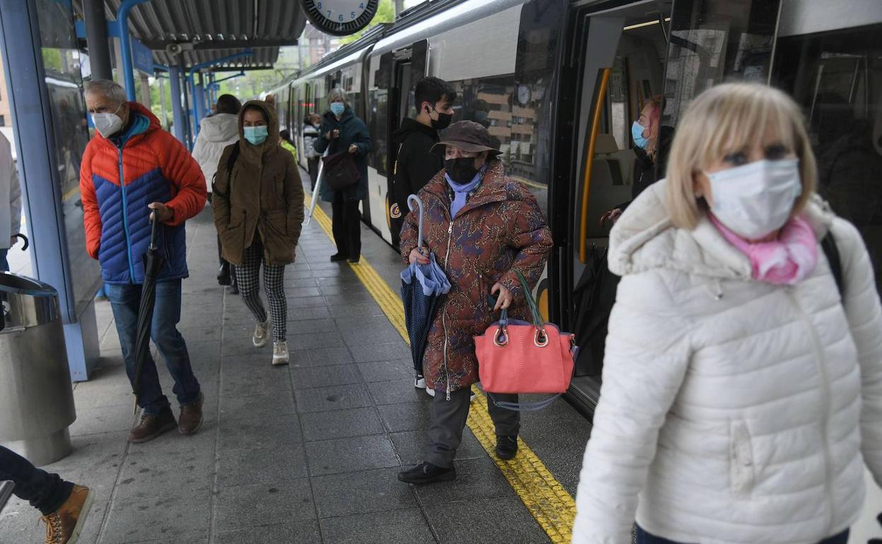 Pasajeros bajándose de un tren. 