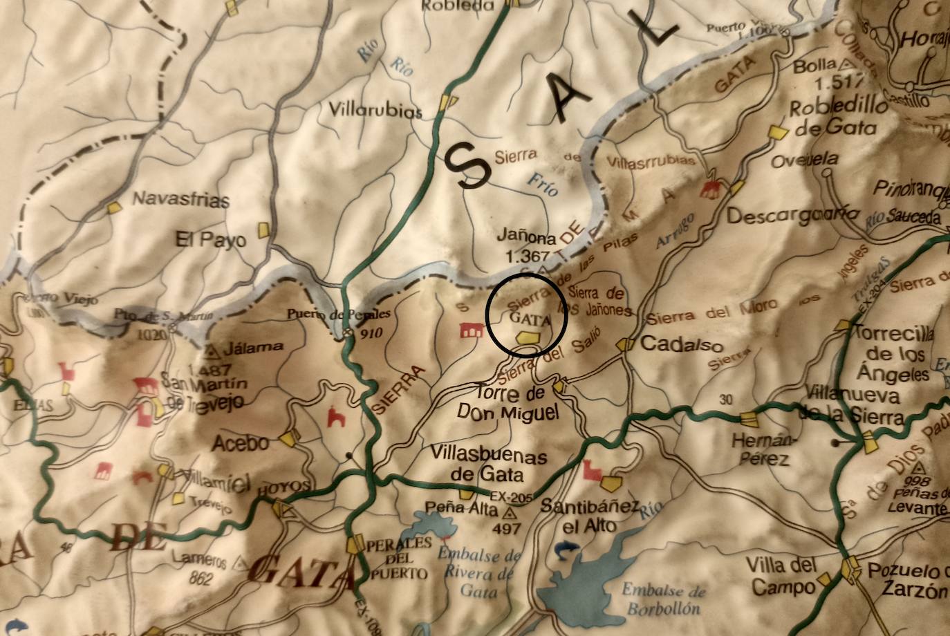 Señalada con un círculo la localidad de Gata, en un mapa en relieve de Extremadura de los años 90.