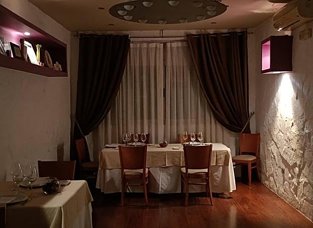 Reservado de Lugaris, en el que se coloca una mesa larga donde comen 26 personas.