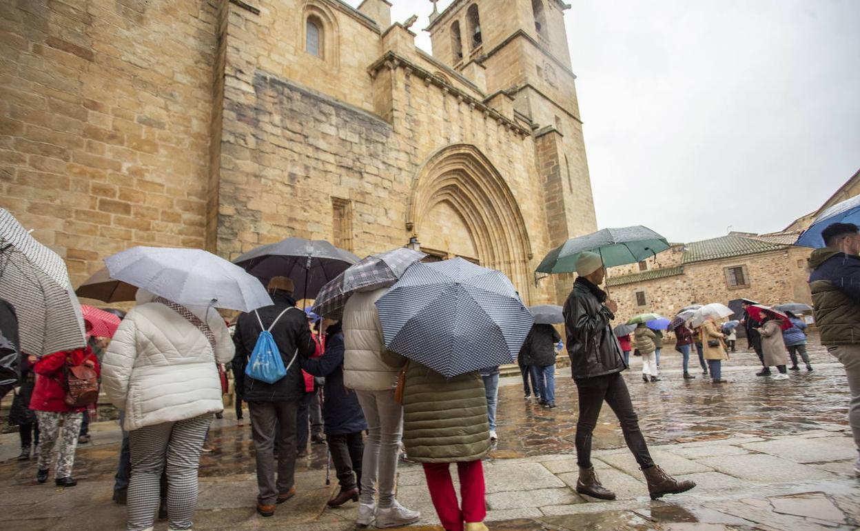 Las lluvias que mantienen en alerta a Extremadura provocan un corte en la línea de tren Zafra-Huelva