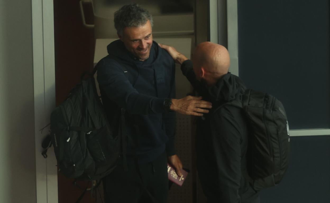 Luis Enrique y Luis Rubiales se despieden en el Aeropuerto de Barajas.