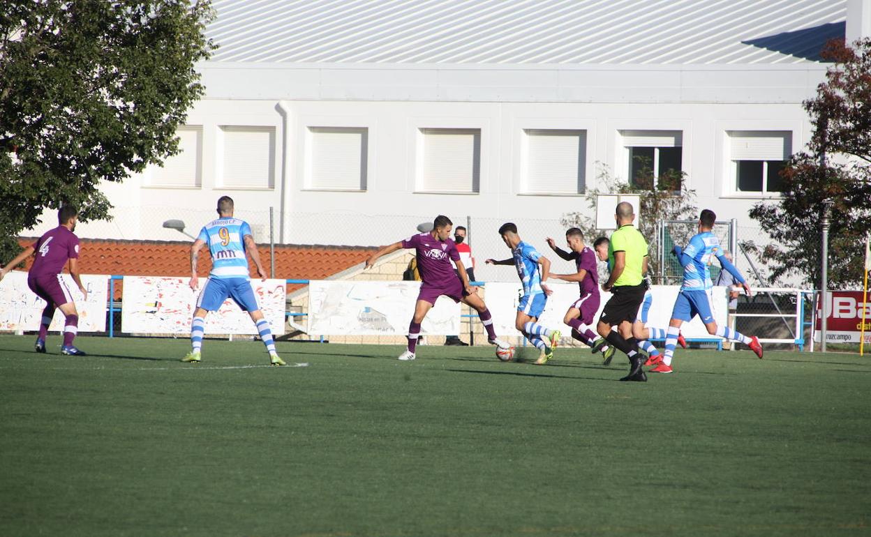 El CD Calamonte y el Arroyo CP en el Municipal de Arroyo de la Luz la pasada temporada. 