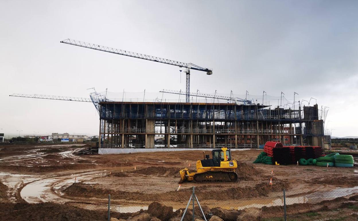 Trabajos de construcción del nuevo Hospital de Don Benito-Villanueva de la Serena. 