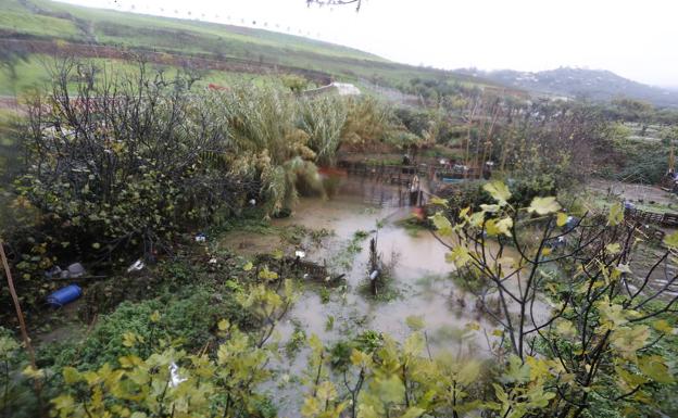 Las lluvias desbordan el cauce de la Ribera e inundan las huertas del Marco en Cáceres