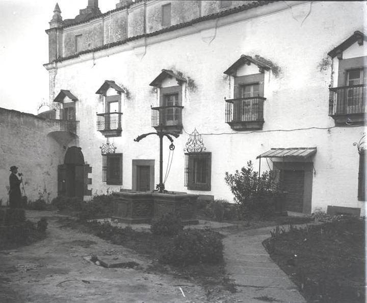 Patio del Palacio Episcopal, con un fotógrafo a la izquierda miembro de la Sociedad Española de Excursiones.