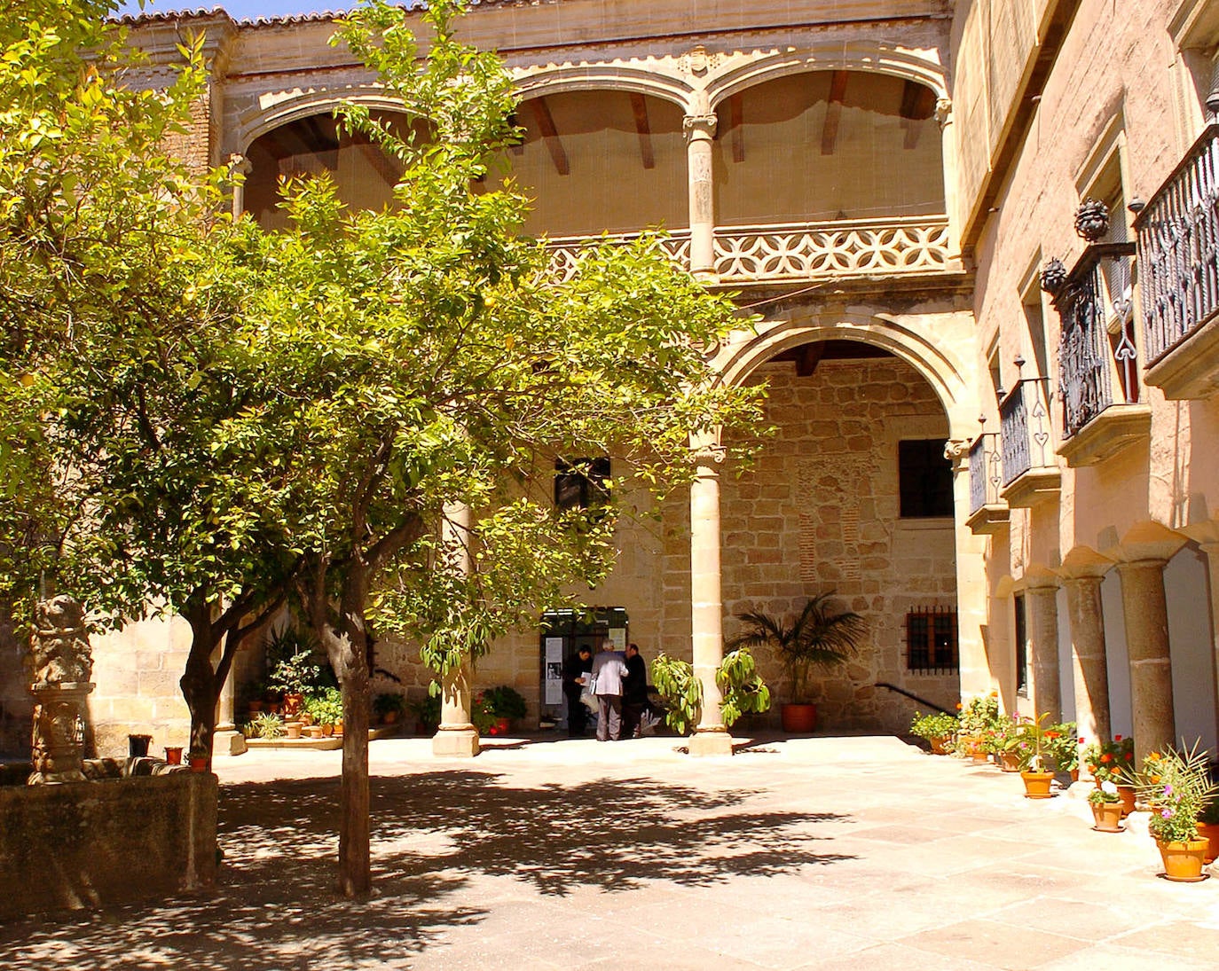 Imagen actual del claustro, en donde se aprecian obras que lo han mejorado.