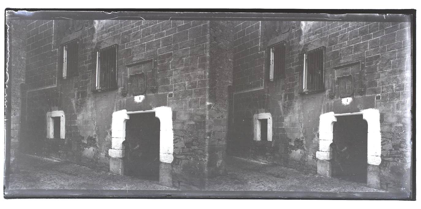 En el Instituto del Patrimonio Cultural de España figura que esta fotografía del conde de Polentinos es: ‘Una puerta blasonada de Plasencia”, pero no la hemos podido localizar. Puede que se encuentre en Trujillo.