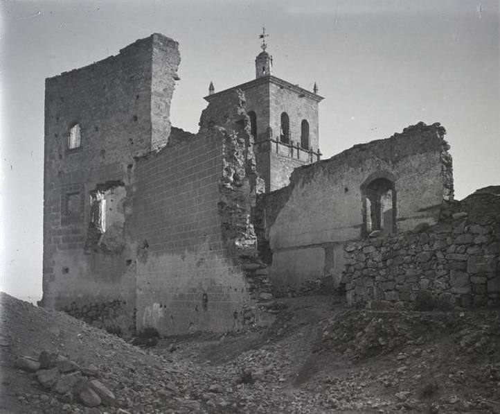 En el Instituto del Patrimonio Cultural de España se señala que esta fotografía del conde de Polentinos es de unas ruinas de un convento o monasterio en Plasencia; pero son unas ruinas en Trujillo.