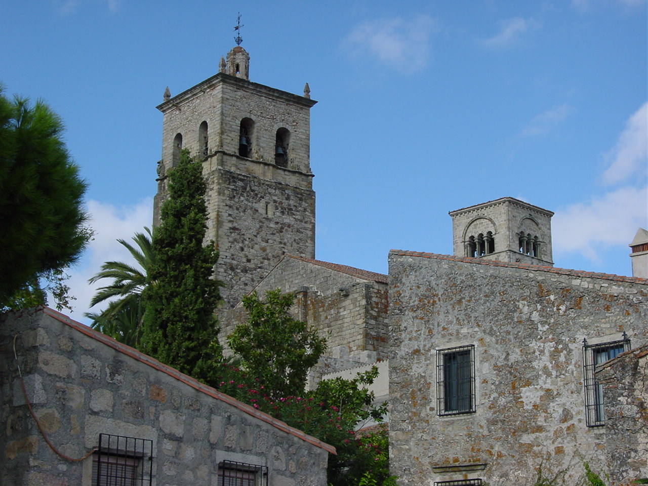 La torre que aparece en la imagen de 1905 es de la Iglesia de Santa María la Mayor en Trujillo.