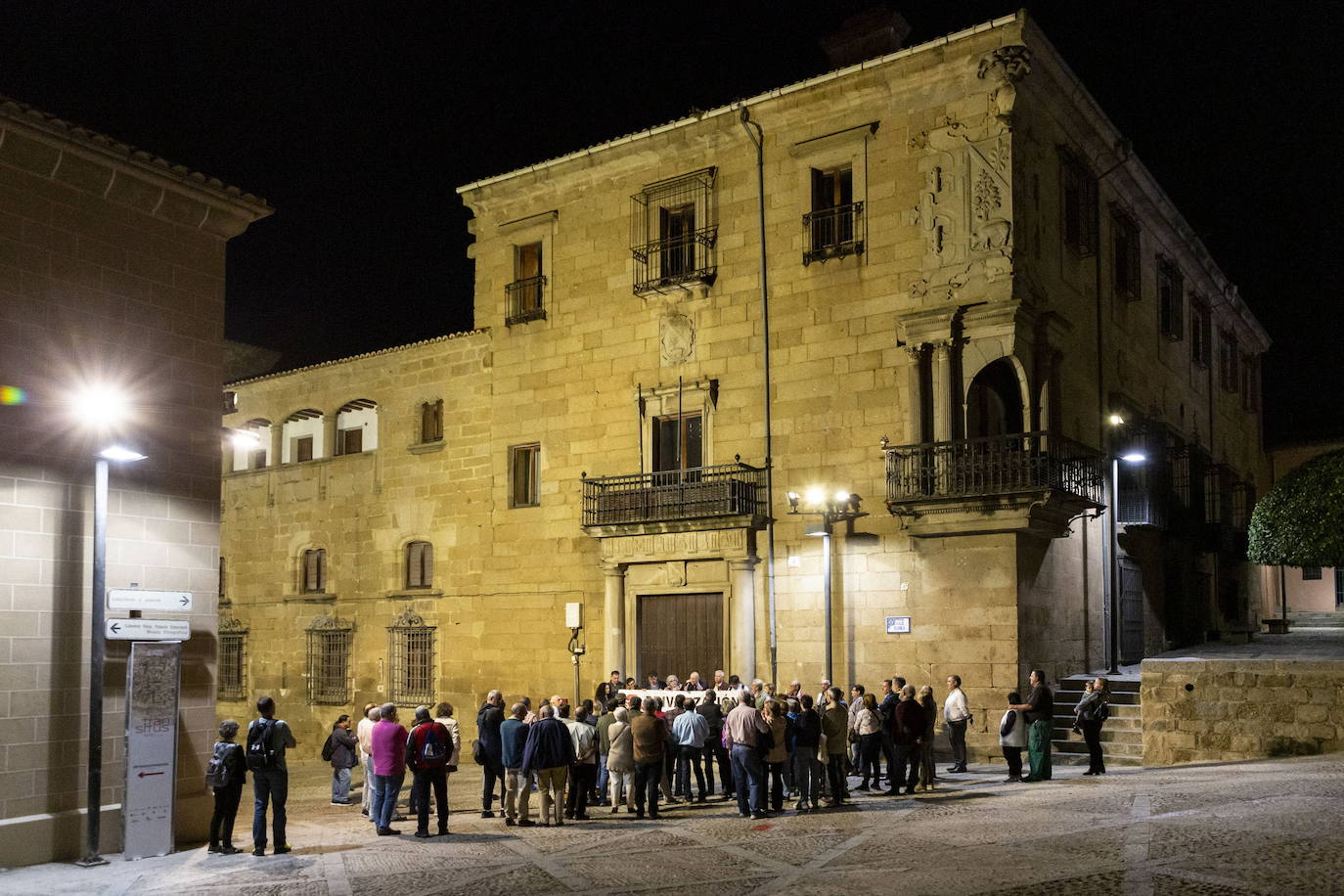 Imagen reciente de la Casa del Dean, con una protesta de vecinos por el alquiler del Ayuntamiento del edificio para convertirlo en hotel.