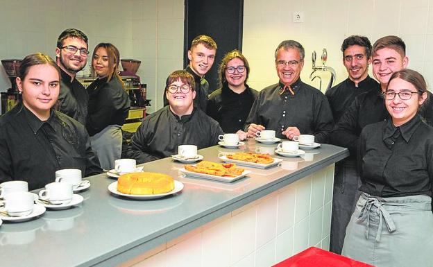 Algunos de los alumnos que cursan el ciclo, en la cafetería del IES en la que realizan sus prácticas.