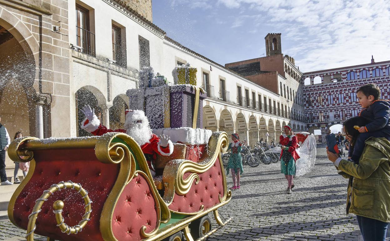 Papá Noel llegando a la plaza Alta este sábado. 