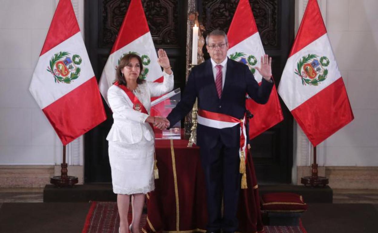 La presidenta de Perú, Dina Boluarte, toma juramento a su nuevo primer ministro, Pedro Angulo. 