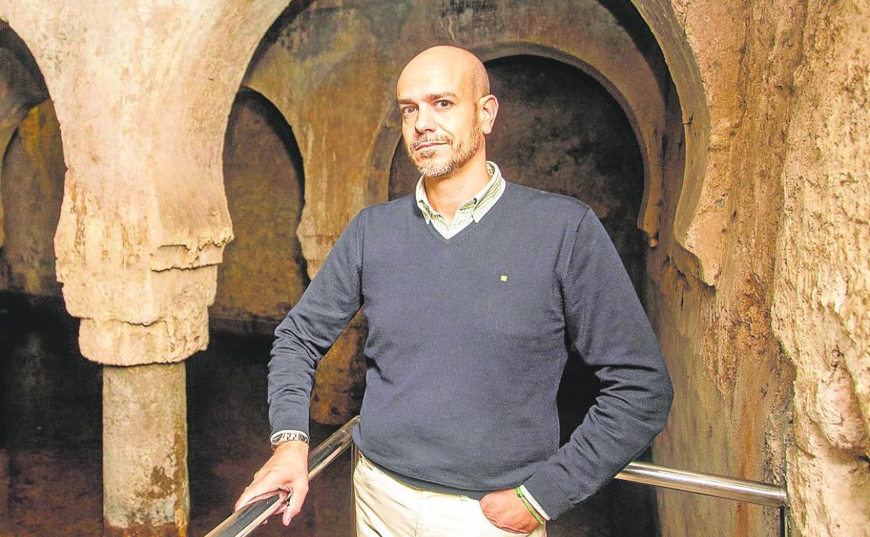 Francisco Cerezo, director del Museo de Cáceres desde el pasado mes de noviembre, en el aljibe. 