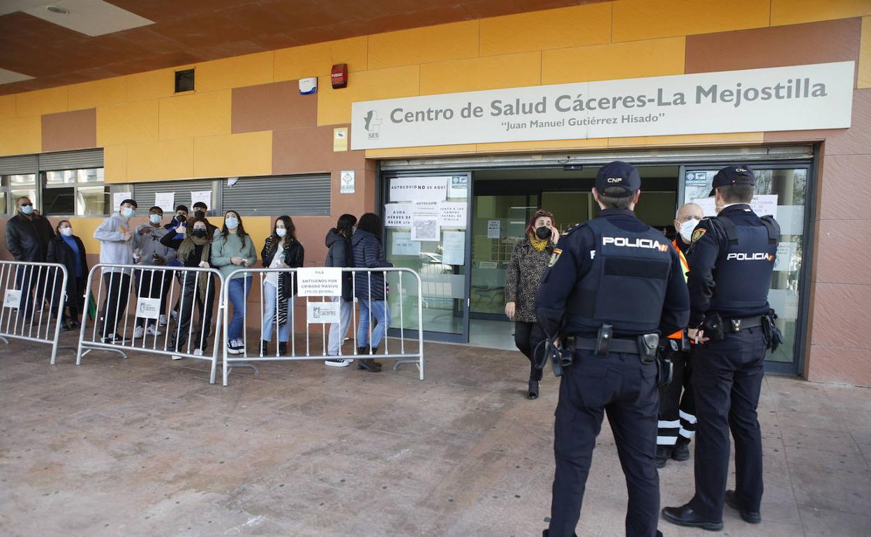 Imagen de archivo del centro de salud de La Mejostilla, en Cáceres , durante un cribado de antígenos de covid, con la polícia vigilando. 