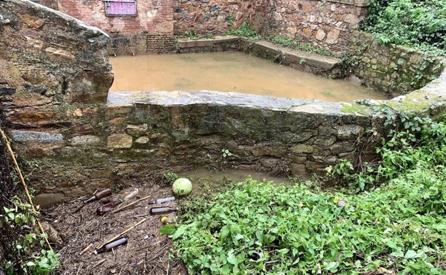 Imagen principal - Imágenes tomadas en Fuente Fría desde el viernes, con restos de basura en el cauce y varias zonas inundadas. 