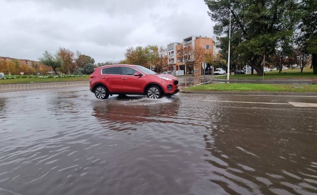 Balsa de agua junto al recinto ferial. El Ayuntamiento de Mérida ha cortado ya el acceso. 