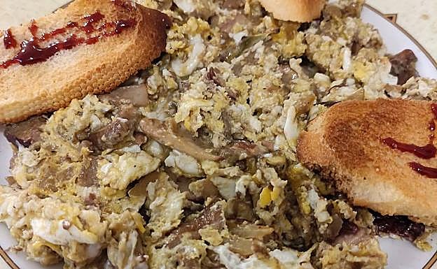 Imagen principal - Revuelto de boletus, albóndigas de liebre y jabalí con tomate.