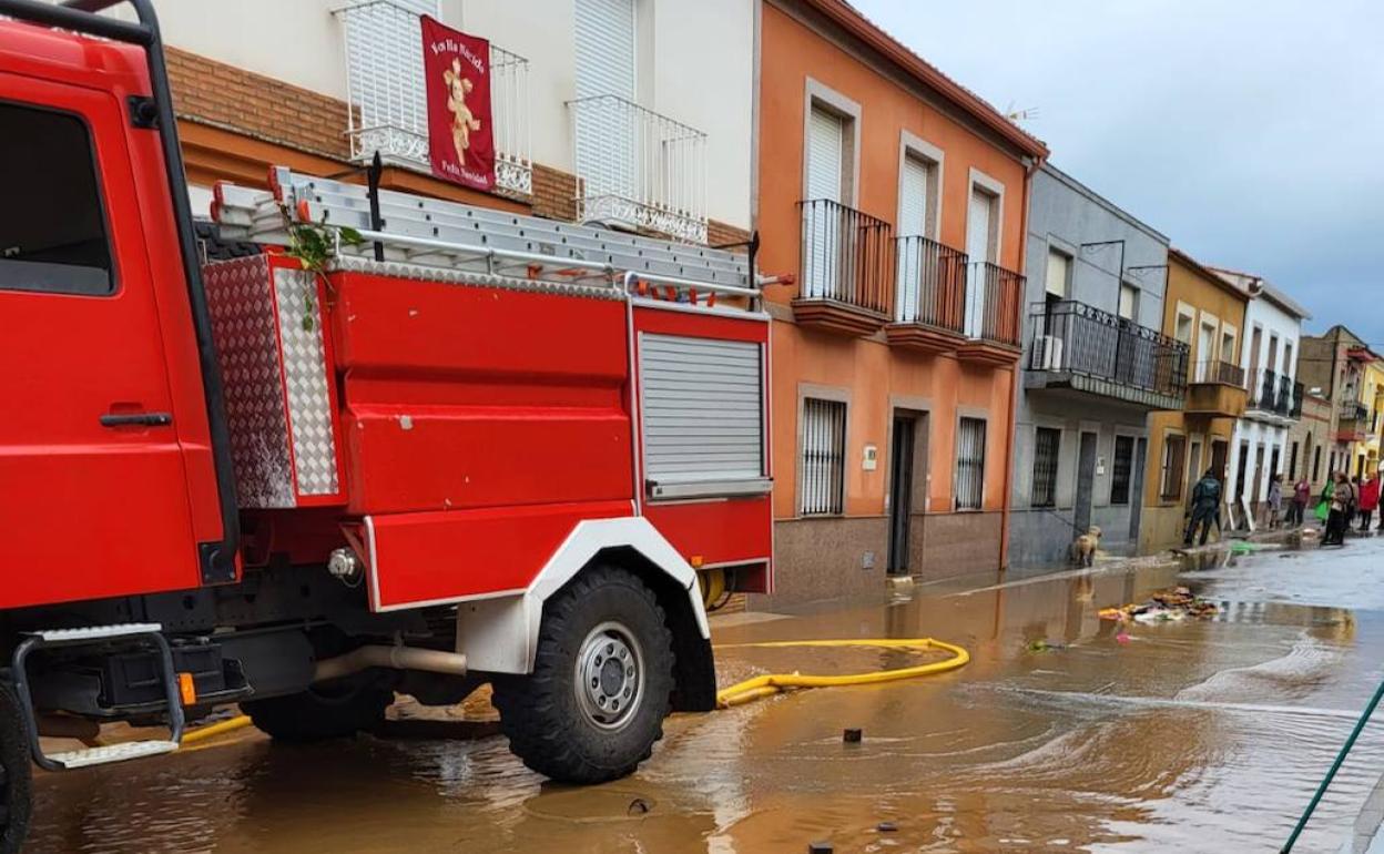 Intervención de los bomberos en La Roca de la Sierra. 