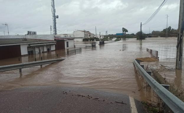 Acceso a Gévora cortado por el agua.