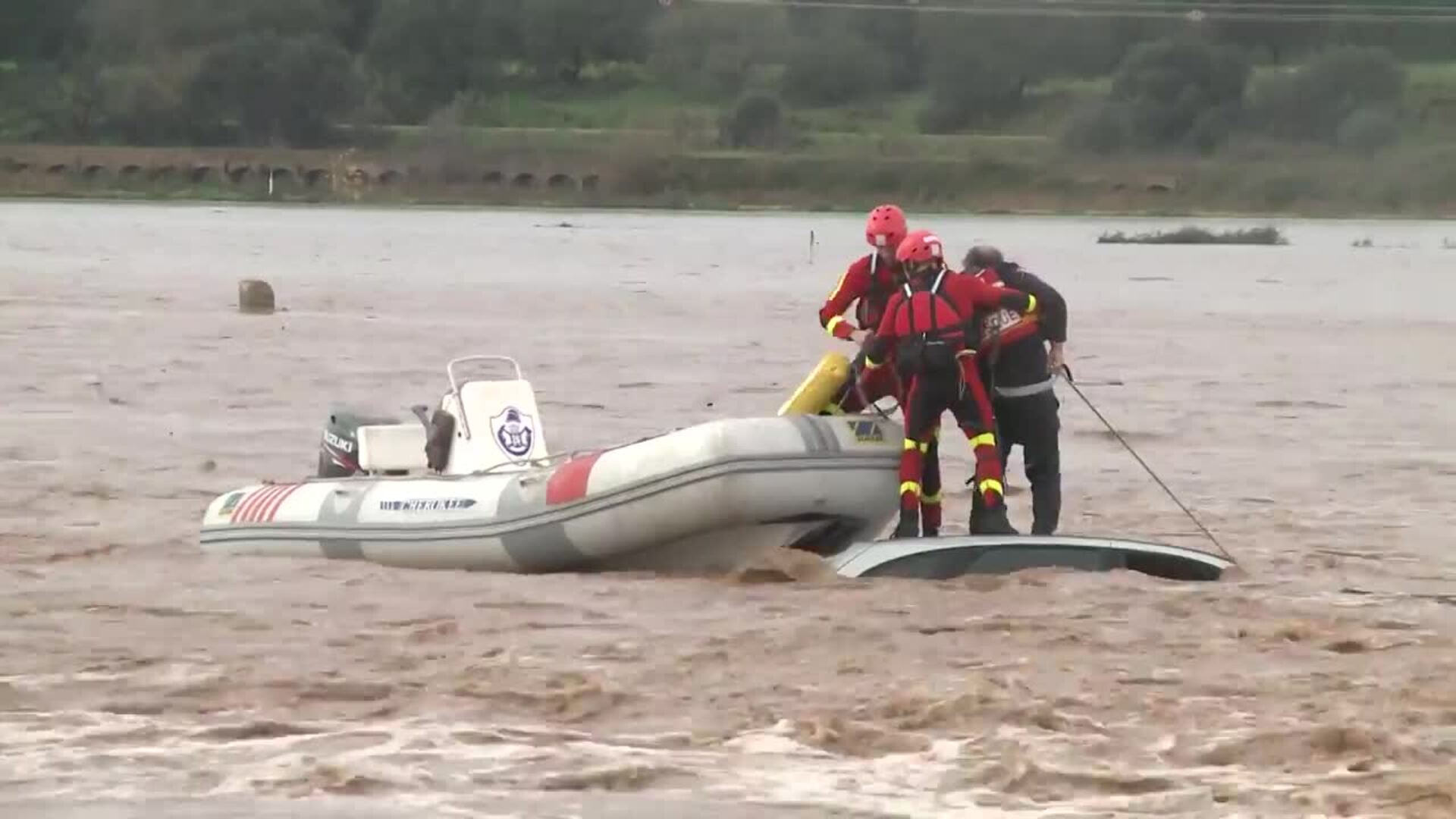 Rescatan a un hombre atrapado en su coche en Valdebótoa (Badajoz)