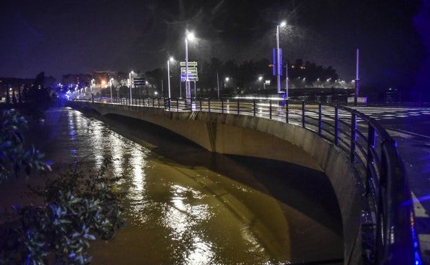 La crecida del Guadiana obliga a desalojar a casas bajas del entorno del parque de caravanas